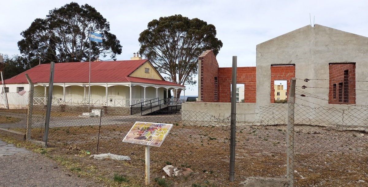 ARQ. SANABRA: Construcción parásita en un patrimonio histórico.